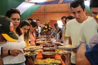 Mais de três mil pessoas almoçaram no CTG de São Gabriel do Oeste. (Foto: Marcos Ermínio)