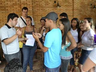 Estudantes fazem contas para conseguir dinheiro e ter semana de formatura. (Foto: Paula Vitorino)