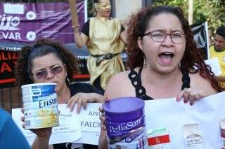Manifestantes durante ato contra suspensão de fornecimento de remédios de alto custo (Foto: Marcos Ermínio)