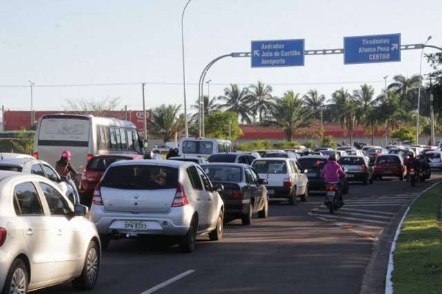  Tr&acirc;nsito fica lento na L&uacute;dio Coelho ap&oacute;s acidente entre carro e bicicleta 