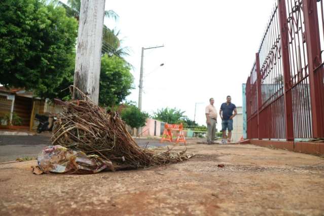 Noite foi de limpeza para moradores que tiveram suas casas alagadas