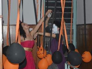 Os convidados aproveitaram a decoração para dançarem (Foto: Alana Portela)