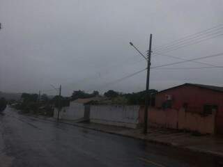 Dia amanheceu fechado e escuro em Costa Rica, no norte do Estado; previsão é de mais chuva para hoje  (Foto: Direto das Ruas) 