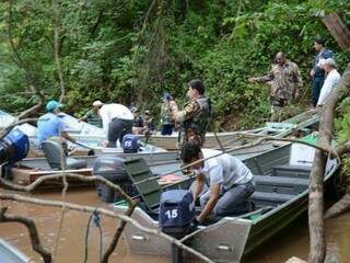 Policiais militares ambientais e população durante força tarefa para limpar rio (Foto: Divulgação/ PMA)