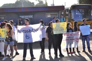 Estudantes bloqueiam a saída de ônibus no terminal de transbordo de Dourados (Foto: Eliel Oliveira)