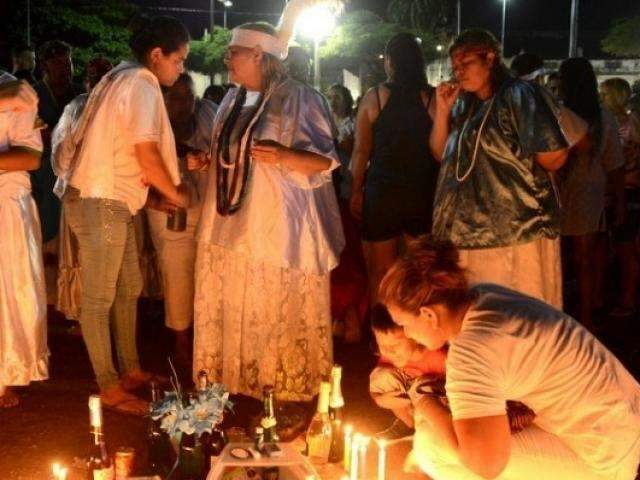 Primeira noite de louva&ccedil;&atilde;o a Iemanj&aacute; lota prainha no Porto Geral
