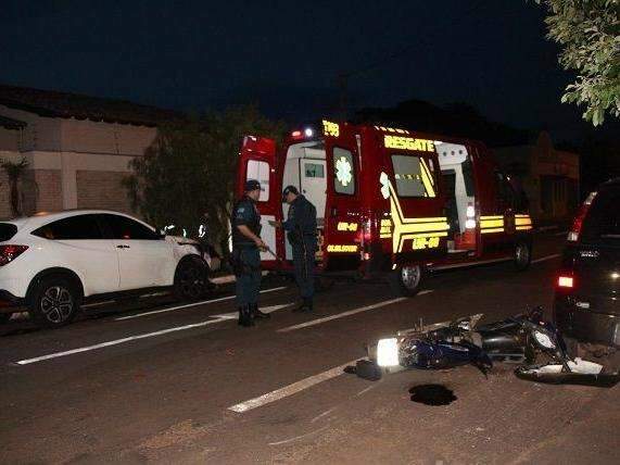 Jovem motociclista morre ao invadir preferencial e colidir em carro