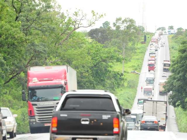 Acidente na BR-163 deixa dois feridos e congestiona rodovia