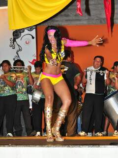 Evelise Lima, a rainha da bateria da escola Deixa Falar, saiu com a faixa de vencedora. 
