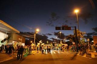 Grupo reunido na Avenida Afonso Pena (Foto: Marcos Ermínio)