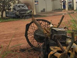 Motocicleta e carro foram destruídos pelo fogo (Foto: Bruna Kaspary) 