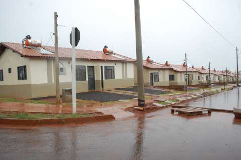 Em favela, famílias enfrentam chuva e frio à espera da casa nova