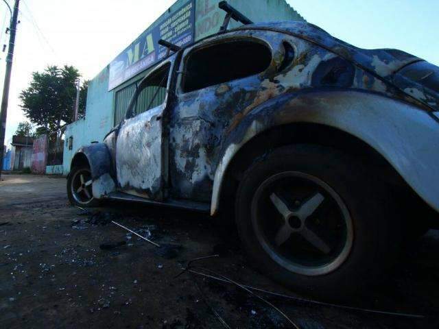 Ve&iacute;culos e &ocirc;nibus s&atilde;o destru&iacute;dos em inc&ecirc;ndios durante a madrugada