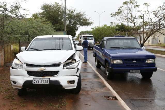 Buraco na pista provoca acidente entre dois carros na Avenida Hiroshima