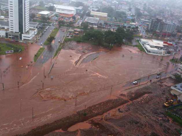  Obra que ainda vai ser inaugurada foi tomada pela &aacute;gua perto de shopping