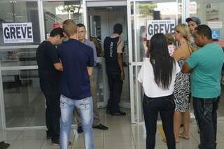 Sindicato diz que todas as agências de Dourados estão sem atendimento ao público pelo segundo dia (Foto: Eliel Oliveira)