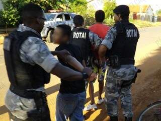 Polícia Militar apreendeu os dois adolescentes que assaltaram a conveniência. (Foto: Rádio Caçula)