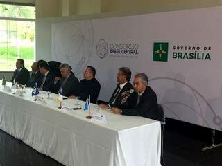 O governador Reinaldo Azambuja, da direita para esquerda, durante a reunião do Fórum de Governadores do Brasil Central, nesta uarta-dfeira em Brasília (Foto: Divulgação)