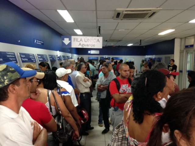 Trabalhadores lotam ag&ecirc;ncias da Caixa em nova rodada de saques do FGTS