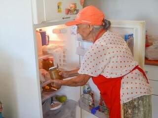 Olímpia guarda as compotas na geladeira de sua casa (Foto: Simão Nogueira)