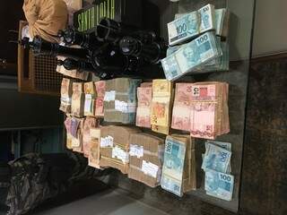 Dinheiro apreendido em Goiás, durante operação Grãos de Ouro. (Foto: Acervo do Gaeco do MP-GO)