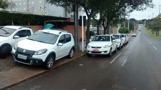 Carros estacionados sobre calçada em frente á pontos de táxi.(Foto:Repórter News)