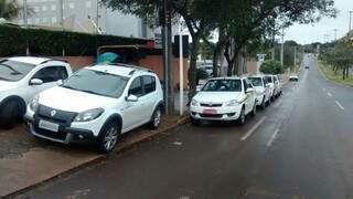 Motoristas estacionam na cal&ccedil;ada e v&atilde;o almo&ccedil;ar em hotel