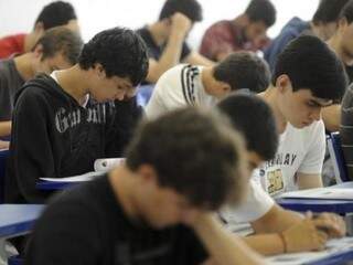 Estudantes fazem prova; para se inscrever no Prouni é preciso ter feito o Enem 2018 (Foto: Agência Brasil/Arquivo)
