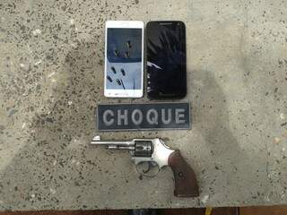Arma foi apreendida e dois celulares recuperados (Foto: Direto das Ruas)