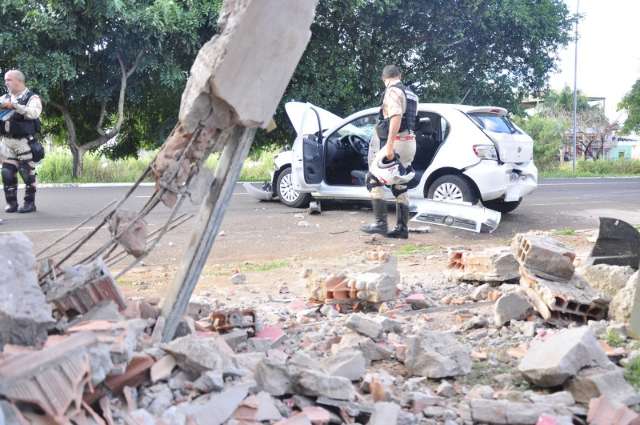 Jovem dorme ao volante e carro colide em pilastra de oficina e muro 