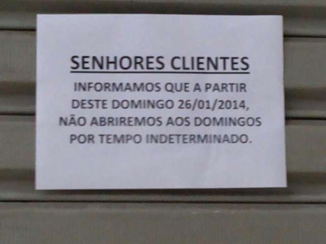 Shopping retira bancos, farm&aacute;cia fecha e PM espera &quot;rolezinho&quot;