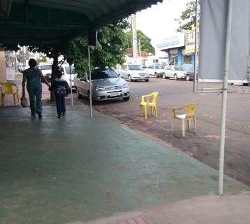 Leitora denuncia comerciantes que seguram vagas de estacionamento