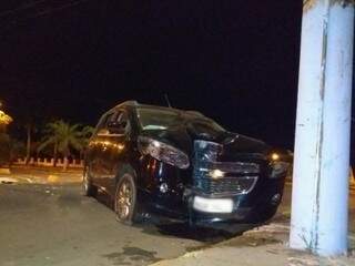 Frente do veículo ficou bastante danificada com a batida. (Foto: Celso Daniel/TVC)