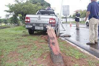 Guincho remove veículo do canteiro da Avenida Fernando Corrêa da Costa (Foto: Alan Nantes)