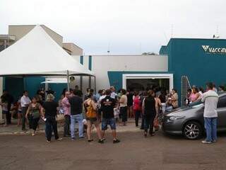 Pessoas aguardam durante horas e até do lado de fora, em frente à clínica, para receber vacina. (Foto: Fernando Antunes)