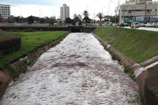 Córrego Prosa atingiu 1.40 metro no início da tarde desta quarta-feira em decorrência da chuva. Na região choveu pouco mais de 5 milímetros. (Foto: Fernando Antunes)