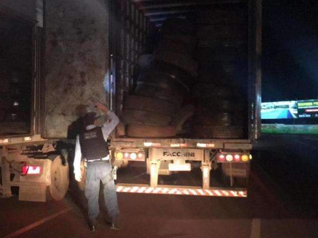 Pol&iacute;cia apreende carretas com 740 pneus usados comprados no Paraguai