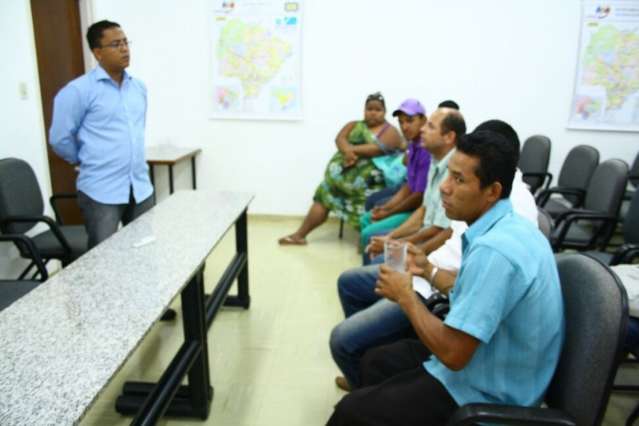 L&iacute;der comunit&aacute;rio &lsquo;barra&rsquo; protesto e apenas comiss&atilde;o vai se encontrar com Bernal