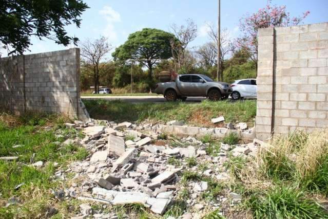 Carro destrói muro e condutor fica ferido em acidente na madrugada