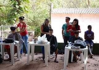 Ação social inclui serviços de saúde e lazer, assim como corte de cabelo a população (Fotos: Anderson Gallo/Diário Corumbaense)