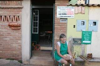 Roselo mora em MG, mas vem a Campo Grande com frequência. Ela sempre aproveita viagem para limpar rua da casa dos filhos (Foto: Cleber Gellio)