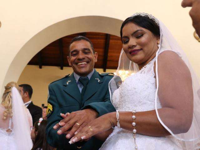 Prestes a comemorar &ldquo;bodas de carvalho&rdquo;, igreja faz anivers&aacute;rio casando 68 fieis