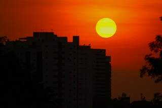 Nascer do sol desta manhã, em Campo Grande. (Foto: Marcos Ermínio) 