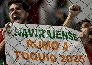 Torcida do Naviraiense lançou a campanha &quot;Rumo a Tóquio 2025&quot; (Foto: Miguel Schincariol/Lance)