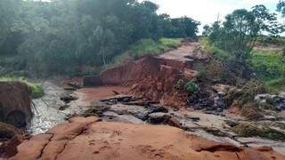 Estrada rural no município de Naviraí, destruída pela chuva (Foto: Divulgação)