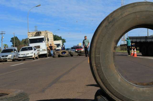 Protesto de caminhoneiros paralisa ind&uacute;stria e afeta aeroporto da Capital