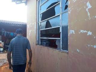 Além dos focos de incêndio, vidros das janelas e portas também foram quebrados (Foto: Mayara Bueno)