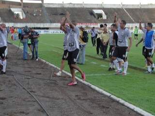 Jogadores do Novoperário festejam e agradecem a torcida pelo apoio (Foto: MS Esporte Clube)