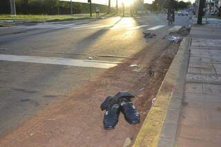 No local do acidente ficaram calçados do segurança, pedaços da moto e sangue. (Foto: Luciana Brazil)