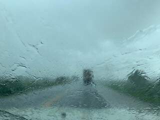 Chuva comprometia a visibilidade e exigia atenção redobrada dos condutores na BR-163. (Foto: Lucimar Couto ) 